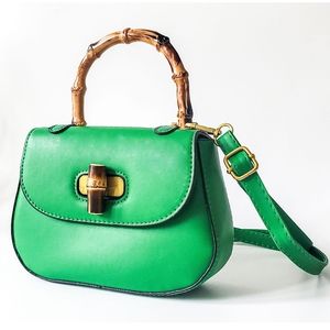 Elegant Green Crossbody Bag with Sleek Design